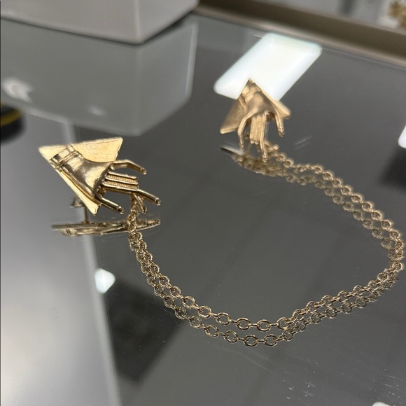 Gold Arrow Chain Brooch - Picture 2 of 4